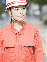 つなぎ服を着るレスキュー隊